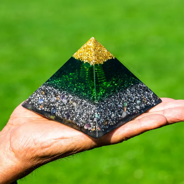 Quartz Harmonizer – Handmade Pyramid Orgonite Orgone Generator